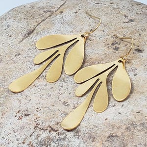 Abstrakte Gold Blatt Ohrringe - moderner Boho Schmuck, Trendy & Minimalist Geschenk für sie, Artsy Gold Accessoires - lange Blatt Ohrringe