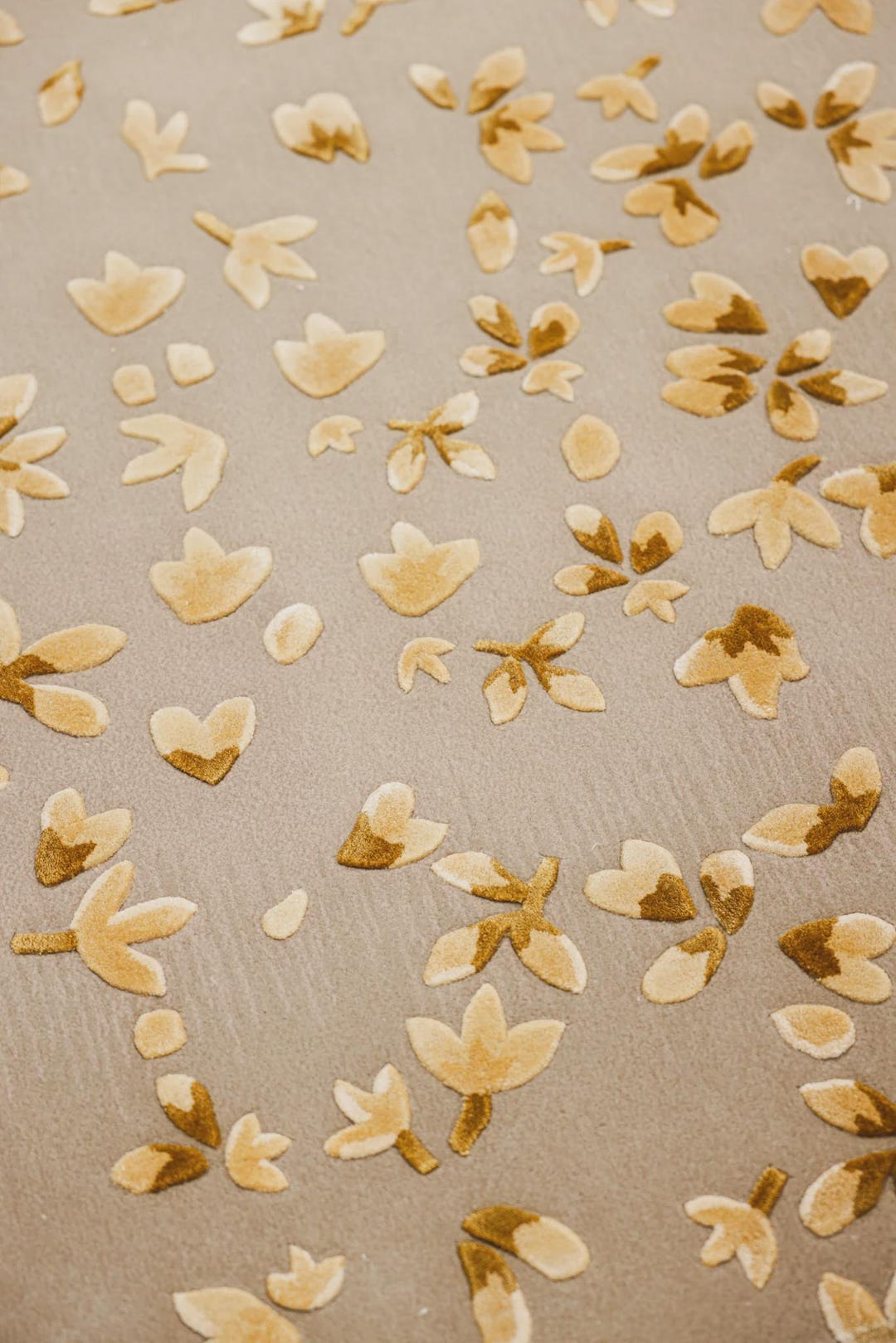Hand Tufted Area Rug – Modern Luxury Floral Rug in Beige & Gold ...