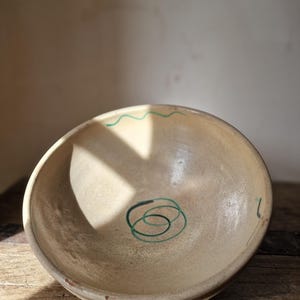 Vintage Pugliese terracotta schaal. Groen glazuurdetail. Keramiek.