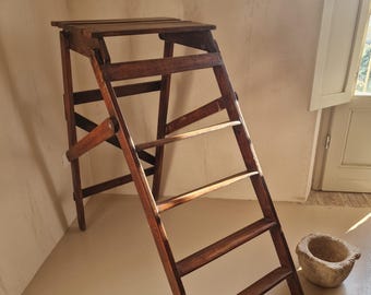 Antieke mahonie bibliotheekladders. Italiaanse houten opstapkruk