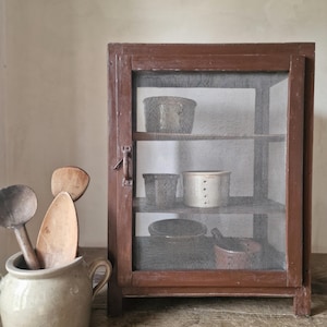 Grande Garde Manger francese vintage. Conservatore per formaggi. Mobile da fromagerie in legno con anta a rete.