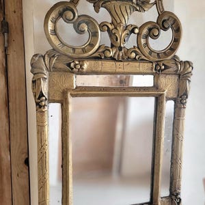 Specchio antico francese dorato, intagliato a mano. Fine XIX secolo.