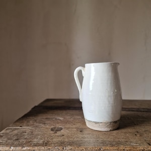 Vintage italiensk terrakotta handdregen kanna i vit glaserad form. Mitten av 1900-talet