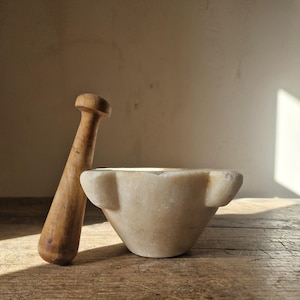 Antiker italienischer Marmor Mörser und Holzstempel. Anfang des 20.Jahrhunderts.