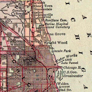 Puede incluir: Un mapa vintage de Chicago, Illinois, que muestra los barrios y las calles de la ciudad. El mapa est&aacute; impreso en blanco y negro con l&iacute;neas rojas que indican las carreteras y los ferrocarriles principales. El mapa incluye los nombres de varios barrios, entre ellos Lincoln Park, Wright Wood y Deering.