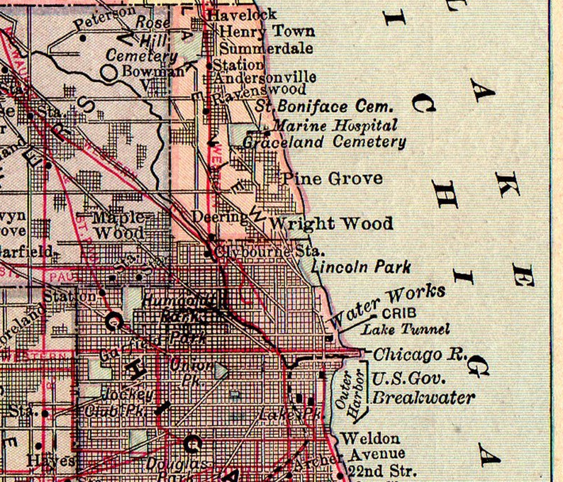 Puede incluir: Un mapa vintage de Chicago, Illinois, que muestra los barrios y las calles de la ciudad. El mapa est&aacute; impreso en blanco y negro con l&iacute;neas rojas que indican las carreteras y los ferrocarriles principales. El mapa incluye los nombres de varios barrios, entre ellos Lincoln Park, Wright Wood y Deering.