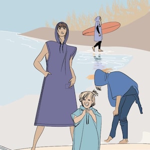 Könnte beinhalten: Drei Personen tragen Kapuzenhandtücher am Strand. Die Person links trägt ein lilafarbenes Kapuzenhandtuch, die Person in der Mitte trägt ein hellblaues Kapuzenhandtuch und die Person rechts trägt ein blaues Kapuzenhandtuch.