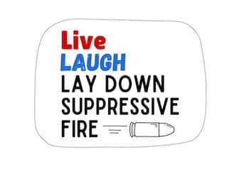 Könnte beinhalten: Weißer Aufkleber mit den Worten "Live Laugh Lay Down Suppressive Fire" in roter, blauer und schwarzer Schrift. Rechts vom Text befindet sich eine Grafik einer Patrone. Der Aufkleber hat eine abgerundete rechteckige Form.