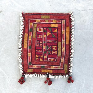 Vintage textielbanjarapatch: geborduurd Lamani-gala met kaurischelpen