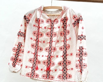 Vintage handgeborduurde katoenen blouse: Oost-Europese volksstijl