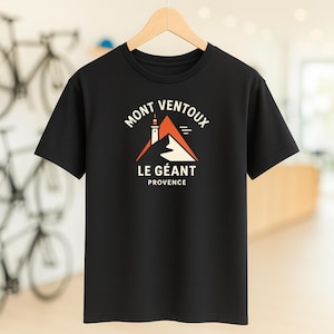 Könnte beinhalten: Schwarzes T-Shirt mit Rundhalsausschnitt und Grafik von Mont Ventoux, einem Berg in der Provence, Frankreich. Das Design zeigt eine Bergsilhouette in Rot und Weiß, mit dem Text "MONT VENTOUX LE GÉANT PROVENCE" im Vintage-Stil.