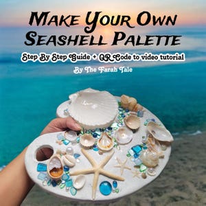 Puede incluir: Paleta decorativa adornada con conchas marinas, estrellas de mar y trozos de vidrio azules y verdes. Se muestra el texto "MAKE YOUR OWN SEASHELL PALETTE". También se ve el texto "Step By Step Guide + QR Code to video tutorial".