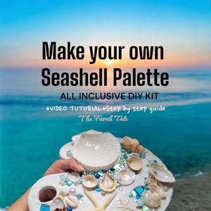 Peut inclure: Une palette blanche en forme de coquillage ornée de divers coquillages, étoiles de mer et morceaux de verre bleus et transparents. Le texte "Make your own Seashell Palette" est affiché, avec des informations sur un kit DIY complet.