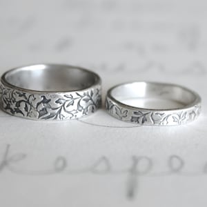 wedding band ring set . vine leaf wedding rings bands . handmade sterling silver wedding ring set . engraved wedding rings by peacesofindigo