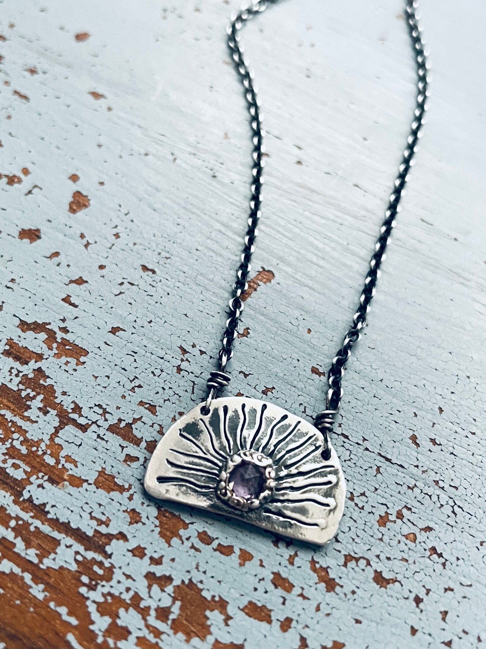 Lavendel saffier rijzende zon ketting. straal citaat