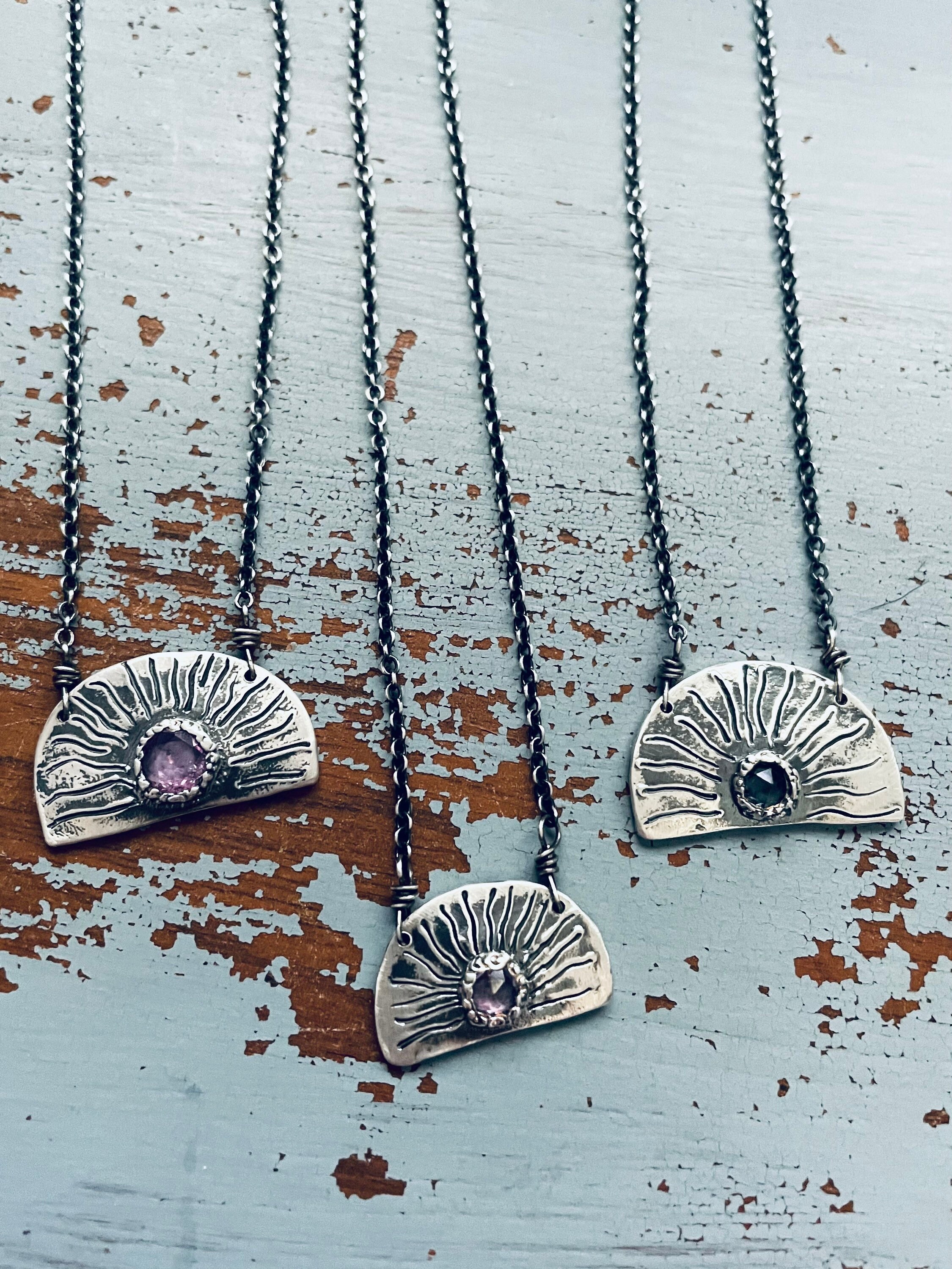 Lavendel saffier rijzende zon ketting. straal citaat