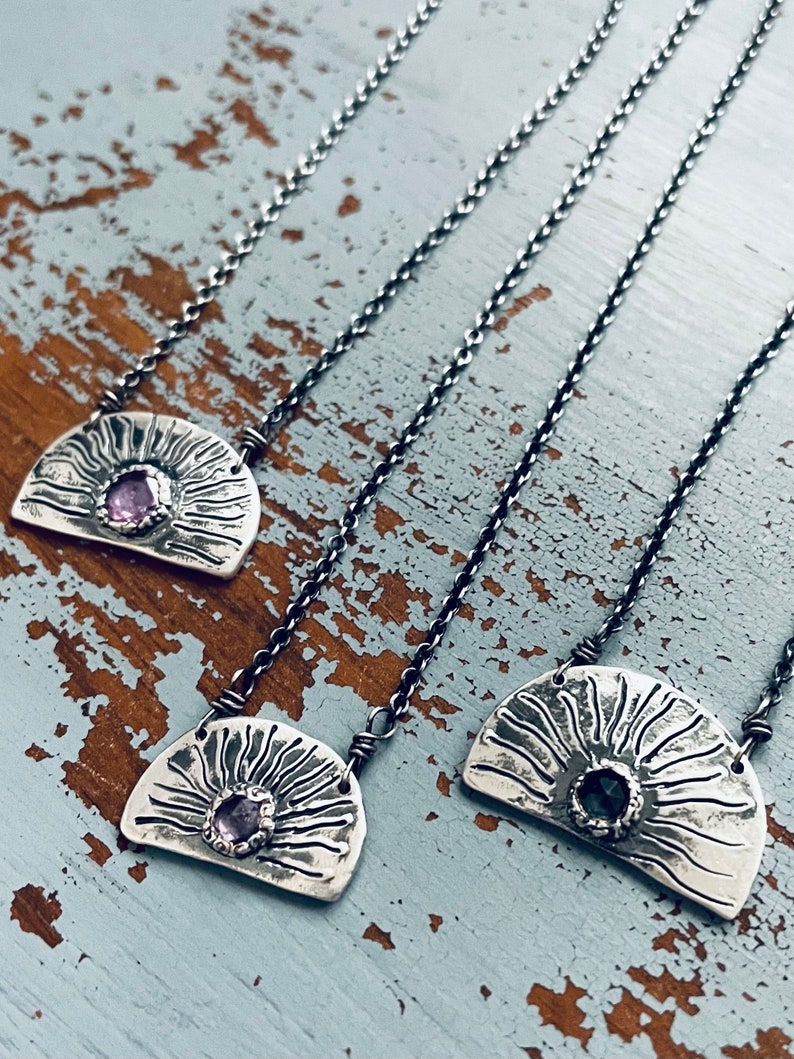 Lavendel saffier rijzende zon ketting. straal citaat