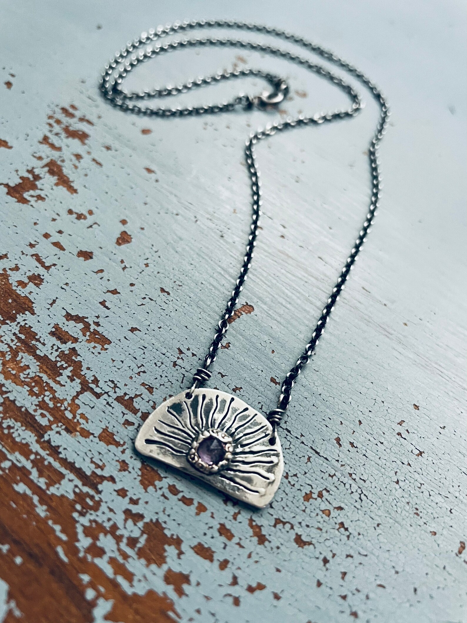 Lavendel saffier rijzende zon ketting. straal citaat