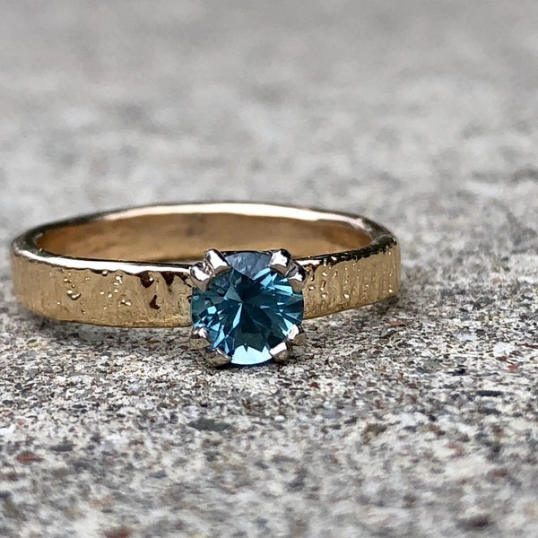 bague de fiançailles en saphir Montana unique. bague de fiançailles saphir bleu turquoise avec bande en or 14 k jaune par peacesofindigo