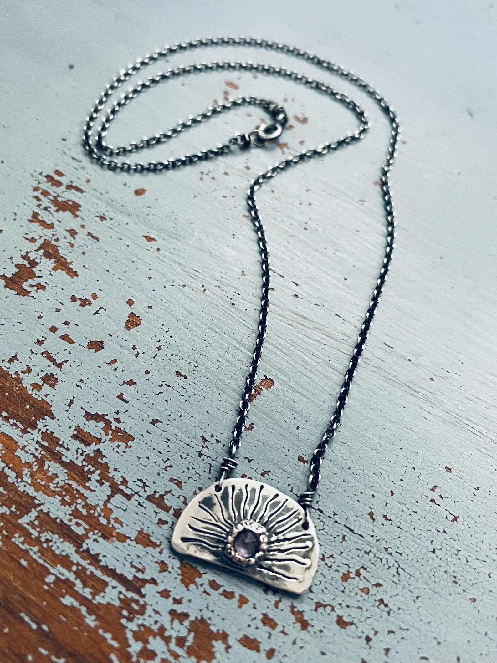 Lavendel saffier rijzende zon ketting. straal citaat