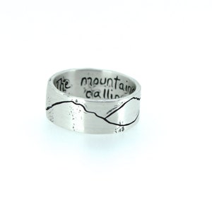 rustic mountain wedding band ring . engraved 8mm wide mountain landscape band . size 4 5 6 7 8 9 10 11 12 by peacesofindigo