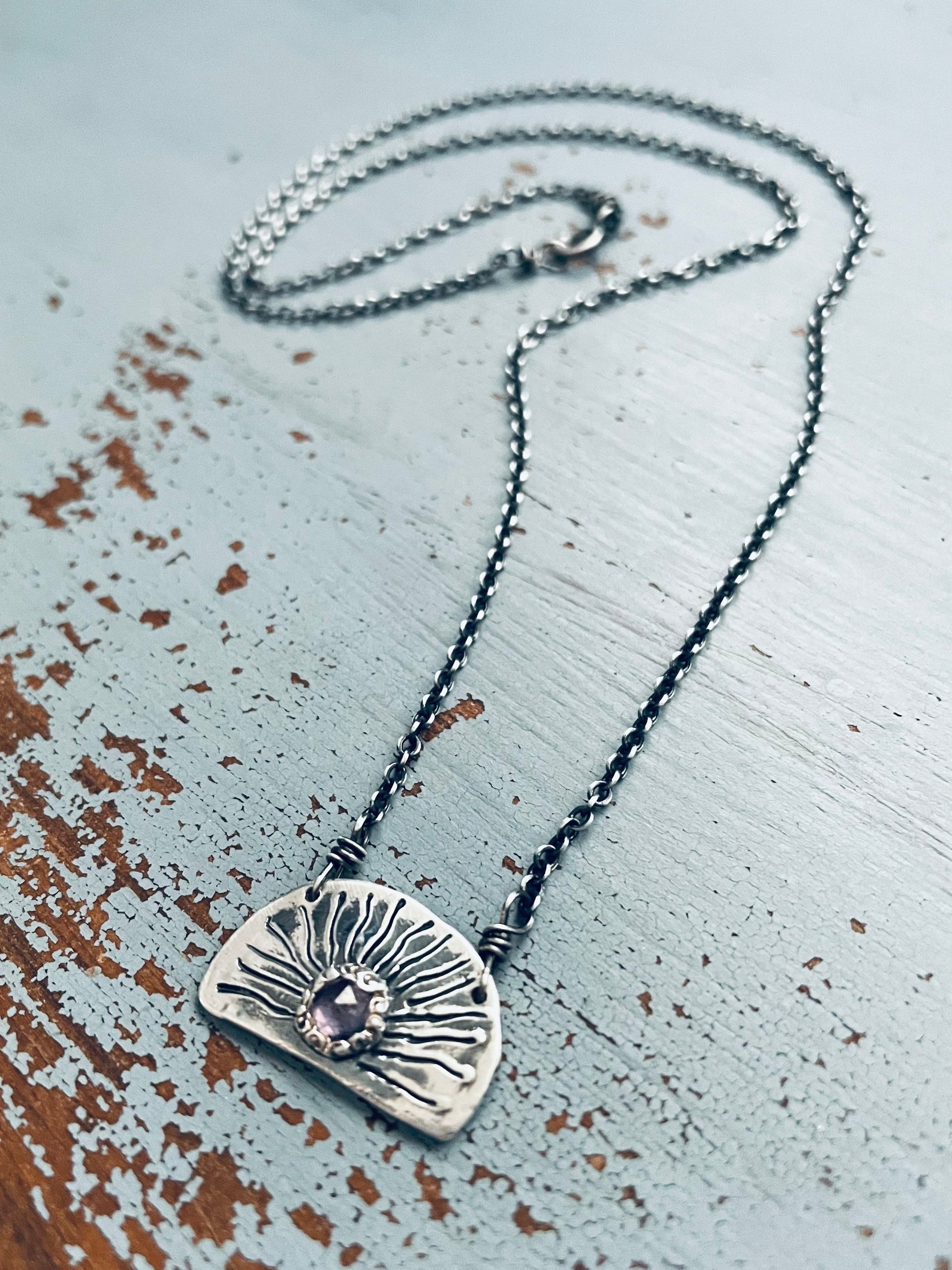 Lavendel saffier rijzende zon ketting. straal citaat