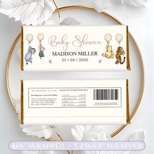 Könnte beinhalten: Weiße Schokoladentafel-Verpackung mit Winnie-the-Pooh-Babyparty-Motiv. Die Verpackung zeigt Winnie Puuh, Ferkel und Tigger, die Ballons halten. Der Text auf der Verpackung lautet "Baby Shower", "Madison Miller" und "25 | 06 | 2025". Die Rückseite der Verpackung enthält ein Nährwert-Etikett mit einem Barcode.