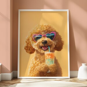 Puede incluir: Impresión enmarcada de un caniche marrón claro sonriente con gafas de sol en forma de corazón con una escena de playa. El perro sostiene una bebida colorida con una pajita. El fondo es amarillo.