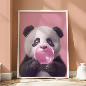 Póster de panda soplando chicle - Impresión de panda juguetón - Arte mural de animales - Impresión de panda encantador - Arte mural de animales divertidos - Impresión de chicle rosa