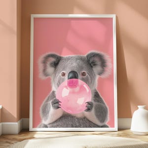 Póster de koala soplando chicle - Impresión de koala juguetón - Arte mural de animales - Impresión de koala encantador - Arte mural de animales divertidos - Impresión de chicle rosa