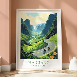 Może przedstawiać: Oprawiony wydruk artystyczny przedstawiający krajobraz Ha Giang w Wietnamie. Grafika przedstawia krętą drogę przez zielone góry, z dwoma motocyklami na drodze. Tekst "HA GIANG VIETNAM" jest wydrukowany na dole.