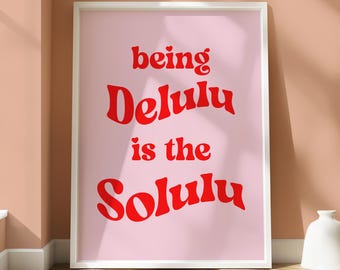 Ser Delulu es el póster de Solulu - Impresión Delulu - Arte mural vibrante - Impresión humorística - Decoración brillante para el hogar - Tipografía moderna - Delulu Solulu