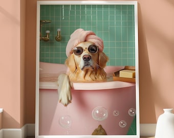 Puede incluir: Impresión enmarcada de un Golden Retriever en una bañera rosa, con gafas de sol y una toalla rosa en la cabeza. El perro está rodeado de burbujas, con jabón y una bandeja de madera. El fondo es una pared de azulejos verdes.