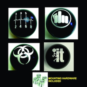 以下が含まれることがあります： 黒いシフトノブのコレクション。白いグラフィックは、ギアシフトパターン、拳、バイオハザードシンボル、および棒人間の「it」の文字など。取り付け金具が含まれています。