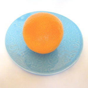Bunter, heller texturierter Salat-Dessertteller aus Steinzeug von Centered ClayWorks