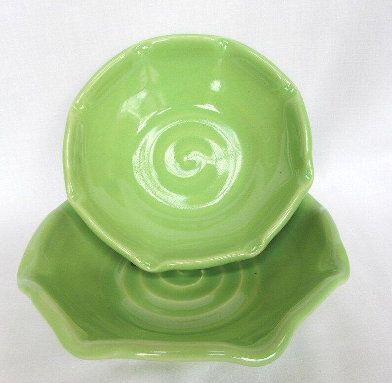 Serving Bowl Set Bright Apple Green with Ruffled Edges image 2