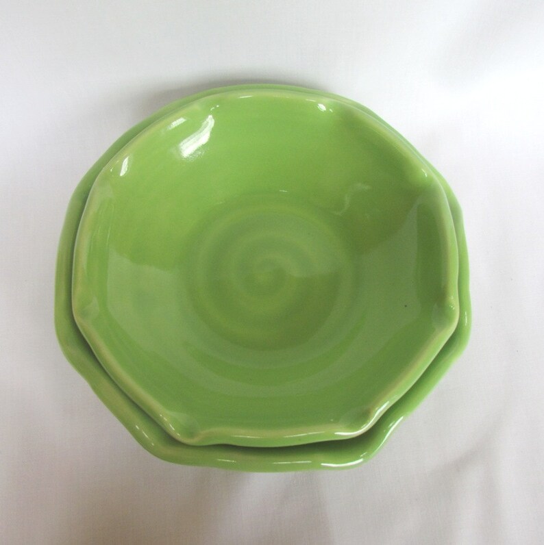 Serving Bowl Set Bright Apple Green with Ruffled Edges image 4