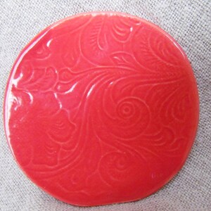 Bunter 13cm strukturierter roter Keramik Teller von Centered ClayWorks