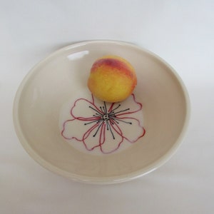 Bol blanc moyen de poterie de dessin de ligne de fleur de coquelicot rouge