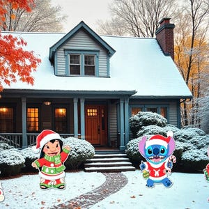 K&ouml;nnte beinhalten: Eine winterliche Szene mit einem Haus und Weihnachtsdekorationen. Figuren von Lilo, Stitch und Angel mit Weihnachtsm&uuml;tzen stehen im Schnee. Ein Schild mit der Aufschrift "We wish you a Merry Christmas". Das Haus hat ein schneebedecktes Dach und eine Veranda.