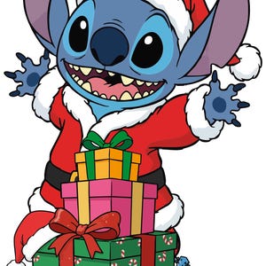 K&ouml;nnte beinhalten: Cartoon-Illustration von Stitch aus Lilo & Stitch als Weihnachtsmann verkleidet, umgeben von verpackten Geschenken. Stitch ist blau mit gro&szlig;en Ohren und tr&auml;gt einen roten Weihnachtsmannanzug und -hut. Geschenke sind gr&uuml;n, rosa und gelb.