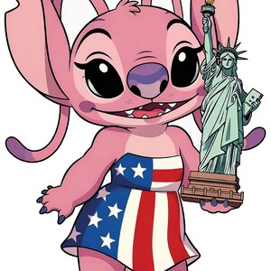 Op de afbeelding: Een roze stripfiguur met grote oren en zwarte ogen, gekleed in een jurk met een rood, wit en blauw Amerikaans vlagontwerp. Het personage houdt een miniatuur Vrijheidsbeeld vast. De afbeelding is een cartoonillustratie.