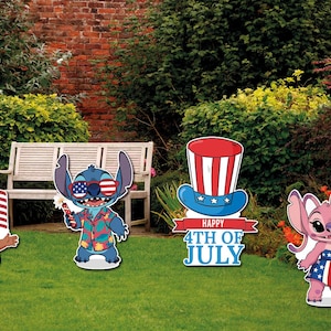 Op de afbeelding: Tuindecoraties met stripfiguren in patriottische kleding. E&eacute;n figuur houdt een Amerikaanse vlag vast, anderen dragen een zonnebril met het Amerikaanse vlagontwerp. Een rood, wit en blauw hoed en de tekst "Happy 4th of July" zijn ook inbegrepen.