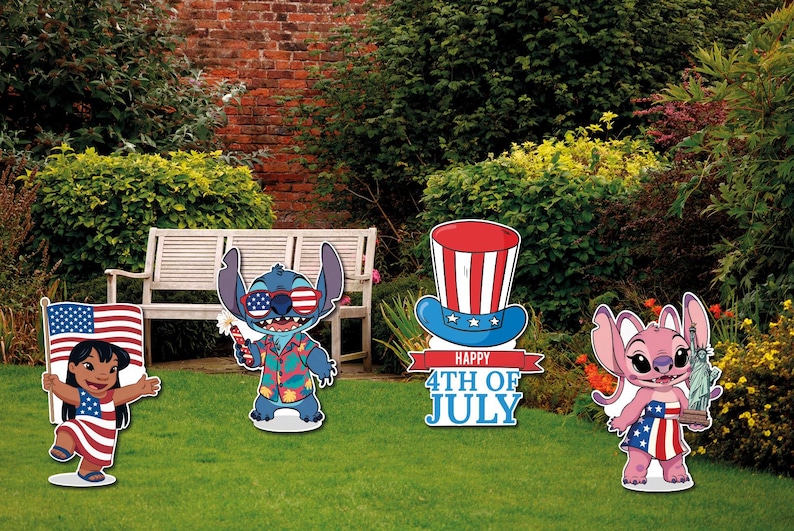 Op de afbeelding: Tuindecoraties met stripfiguren in patriottische kleding. E&eacute;n figuur houdt een Amerikaanse vlag vast, anderen dragen een zonnebril met het Amerikaanse vlagontwerp. Een rood, wit en blauw hoed en de tekst "Happy 4th of July" zijn ook inbegrepen.