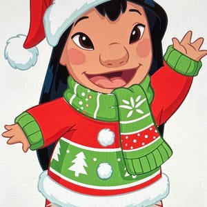 K&ouml;nnte beinhalten: Cartoon-Illustration einer Figur mit Weihnachtsm&uuml;tze, rotem Pullover mit gr&uuml;nen Akzenten und einem gr&uuml;nen Schal. Der Pullover hat wei&szlig;e Weihnachtsb&auml;ume und Punktmuster. Die Figur winkt mit einem L&auml;cheln.