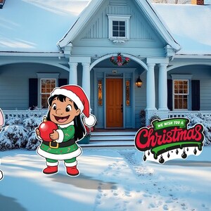 K&ouml;nnte beinhalten: Weihnachtsdekorationen f&uuml;r den Garten mit Charakteren von Lilo & Stitch in Weihnachtsmann-Outfits. Sie stehen vor einem schneebedeckten Haus. Ein Schild zeigt "We Wish You a Christmas".
