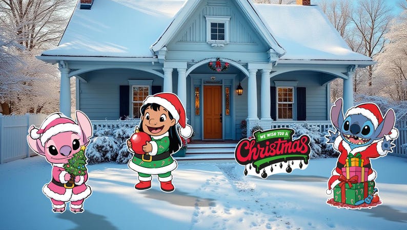 K&ouml;nnte beinhalten: Weihnachtsdekorationen f&uuml;r den Garten mit Charakteren von Lilo & Stitch in Weihnachtsmann-Outfits. Sie stehen vor einem schneebedeckten Haus. Ein Schild zeigt "We Wish You a Christmas".