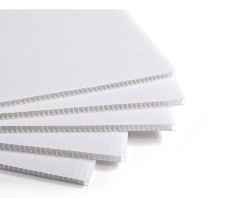 Peut inclure: Gros plan sur plusieurs feuilles de plastique ondul&eacute; blanc. Les feuilles sont empil&eacute;es, r&eacute;v&eacute;lant les bords cannel&eacute;s. Le mat&eacute;riau est d'un blanc vif, et l'image est bien &eacute;clair&eacute;e, mettant en &eacute;vidence la texture et la forme du plastique.