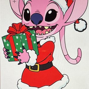 K&ouml;nnte beinhalten: Ein rosa Cartoon-Charakter mit Weihnachtsm&uuml;tze und rotem Kleid mit wei&szlig;em Besatz, der ein gr&uuml;n-rotes Geschenk h&auml;lt. Der Charakter hat gro&szlig;e schwarze Augen und ein schelmisches Grinsen, ideal f&uuml;r Weihnachten.