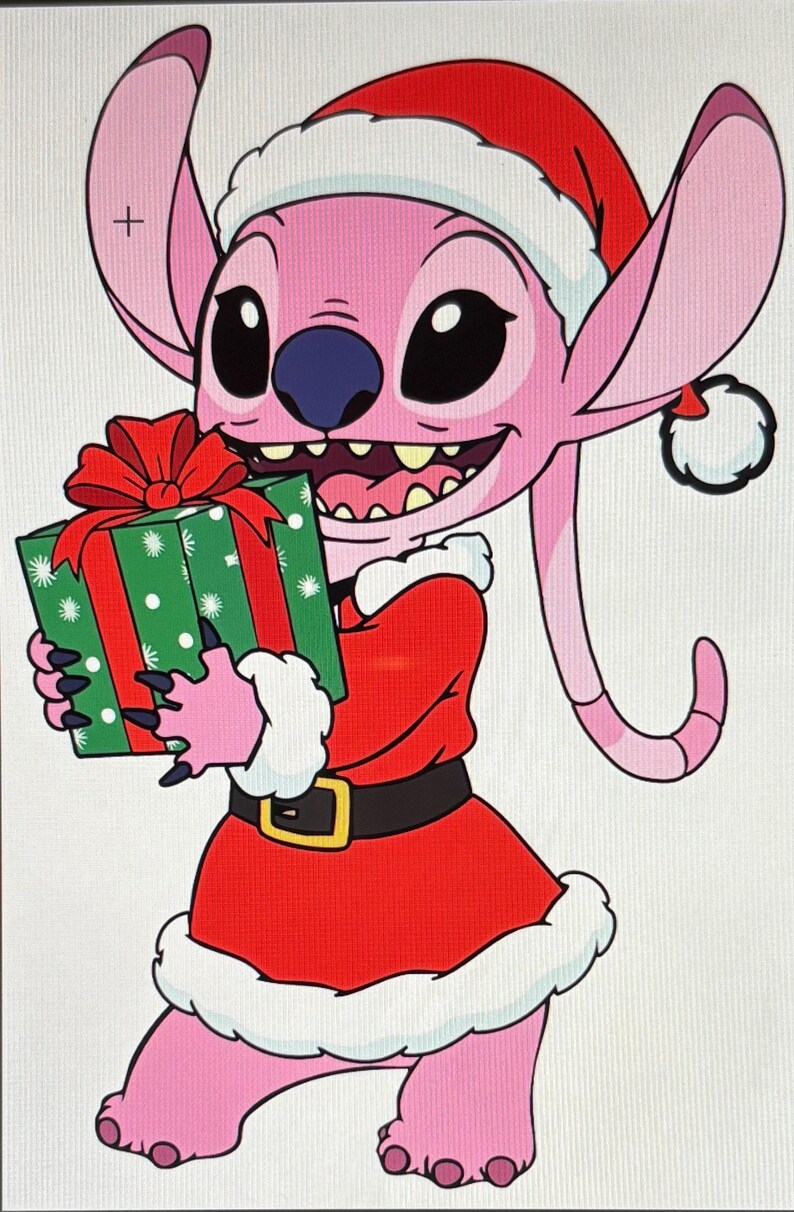 K&ouml;nnte beinhalten: Ein rosa Cartoon-Charakter mit Weihnachtsm&uuml;tze und rotem Kleid mit wei&szlig;em Besatz, der ein gr&uuml;n-rotes Geschenk h&auml;lt. Der Charakter hat gro&szlig;e schwarze Augen und ein schelmisches Grinsen, ideal f&uuml;r Weihnachten.